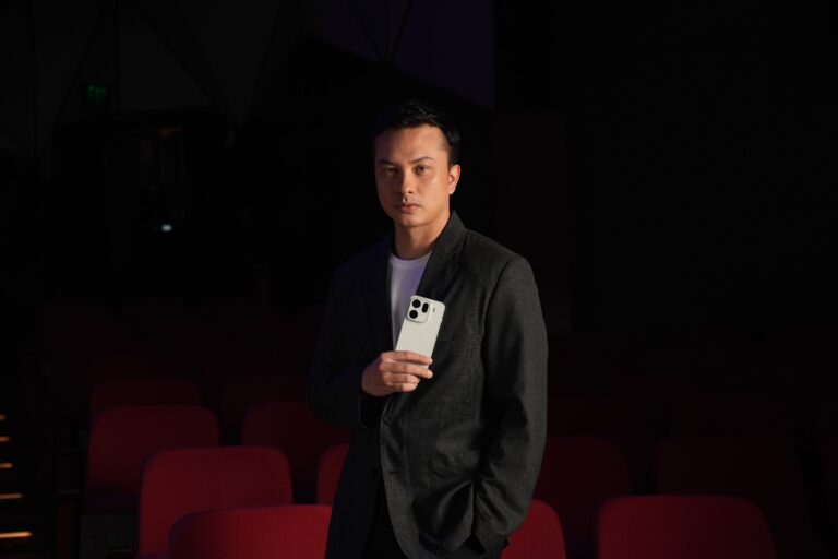 2. OPPO Find X9 Pro dalam genggaman Nicholas Saputra